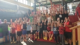 zdjecie grupowe uczestników obozu sportowego na stadionie