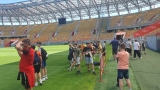 uczestnicy obozu sportowego na stadionie