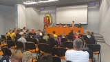 uczestnicy obozu sportowego w sali konferencyjnej stadionu