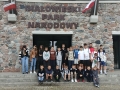 zjęcie grupowe na tle budynku Białowieskiego Parku Narodowego