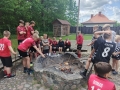 uczestnicy obozu przy ognisku