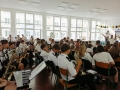 członkowie orkiestry grają na instrumentach. 