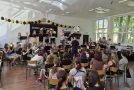 członkowie orkiestry grają na instrumentach podczas próby