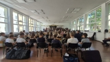 członkowie orkiestry grają na instrumentach podczas próby