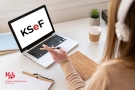 Na laptopie wyświetlone KSeF i logo KAS
