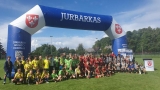 grupa młodych piłkarzy pod dmuchańcem z napisem:Jurbarkas