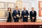 kobieta i tyrzech mężczyzn pozują do zdjęcia
