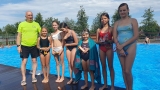 grupa dziewcząt zwycięska