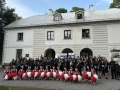 wspołne zdjęcie orkiestr polskiej i litweskiej przed białym budynkiem