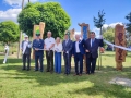 wspólne przecięcie wstęgi podczas symbolicznego otwarcia galerii