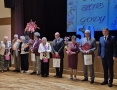 zdjęcie grupowe jubilatów z Burmistrzem