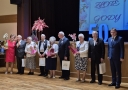 zdjęcie grupowe jubilatów z Burmistrzem
