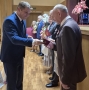 wręczanie medali przez Burmistrza