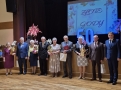 zdjęcie grupowe jubilatów z Burmistrzem