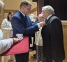 wręczanie medali przez Burmistrza
