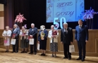 zdjęcie grupowe jubilatów z Burmistrzem