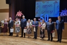 zdjęcie grupowe jubilatów z Burmistrzem