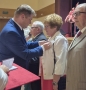 wręczanie medali przez Burmistrza