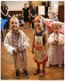 dzieci w luowych strojach