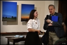autorka wystawy udziela wywiadu. W tle widać jej prace.