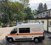 Ambulans przy budynku ZSZ.
