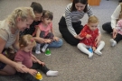 Dzieci z mamami uczestniczące w zajęciach.
