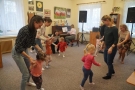Dzieci z mamami uczestniczące w zajęciach.