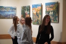 uczennice oglądają wystawę