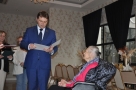 Burmistrz odczytuje listy gratulacyjne