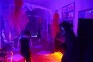 dzieci uczestniczące w imprezie halloweenowej.