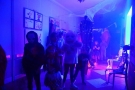 dzieci uczestniczące w imprezie halloweenowej.