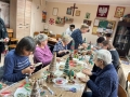 uczestnicy warsztatów wykonują choinki świąteczne