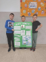 chłopcy prezentują własnorecznie wykonany plakat