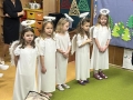  jasełka bożonarodzeniowe w wykonaniu grupy piątej na tle bożonarodzeniowej dekoracji