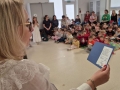 duża grupa dzieci z osobami dorosłymi oglądająca występ