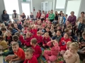 duża grupa dzieci z osobami dorosłymi oglądająca występ