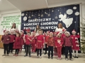  grupy stojących dzieci w galowych ubraniach