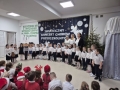  grupy stojących dzieci w galowych ubraniach