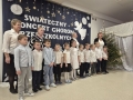  grupy stojących dzieci w galowych ubraniach