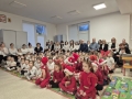 duża grupa dzieci i dorosłych siedzących i obserwujących występy