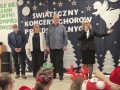 grupa kliku osób stojących, dorosłych