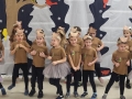 Grupa dzieci występujących na scenie