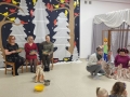 Odgrywanie scenki teatralnej przez osoby dorosłe