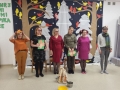Grupa osób stoi w szeregu na scenie