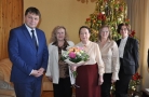 zdjecie jubilatki z przedstawicielami Urzędu Miasta Hajnówka i KRUS