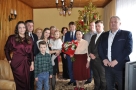 pamiątkowe zdjęcie grupowe jubilatki i zaproszonych gości