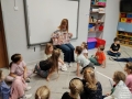 kobieta czyta dzieciom książkę