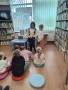 kobieta czyta dzieciom książkę