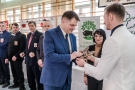 Burmistrz odbiera statuetkę