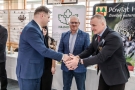 Burmistrz odbiera statuetkę